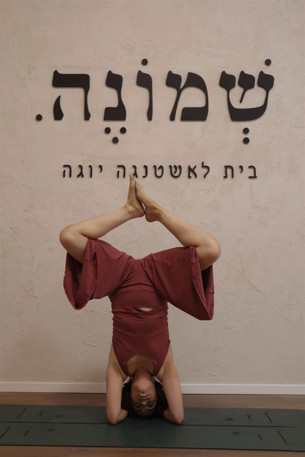 עמידת ראש מתחת ללוגו של סטודיו שמונה