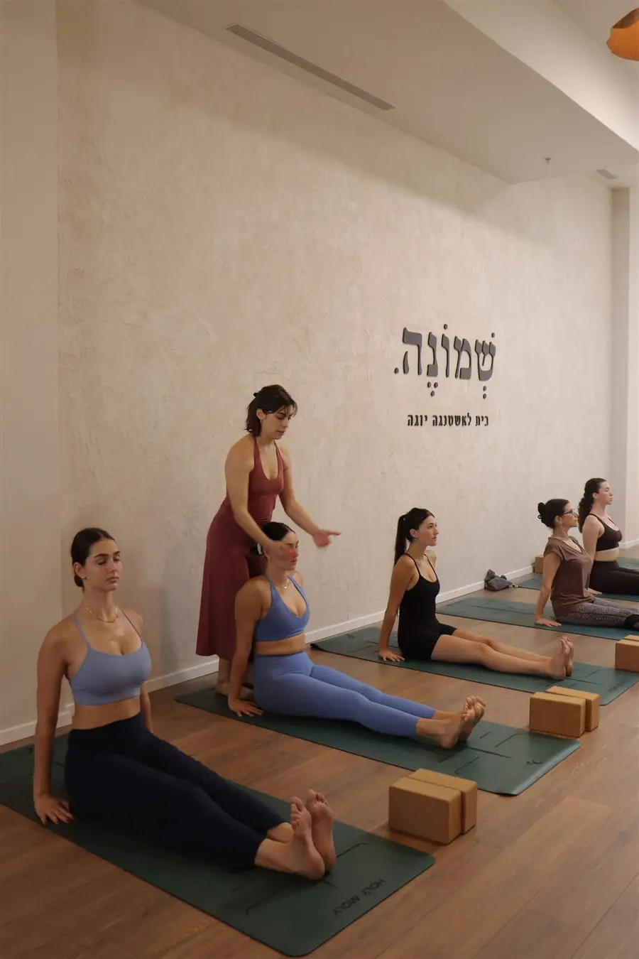 שיעור אשטנגה בסטודיו שמונה במודיעין, ליווי אישי של מתרגלת